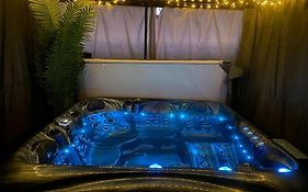 Secret Gem 1 Bed Garden Flat Private Luxury Hot Tub