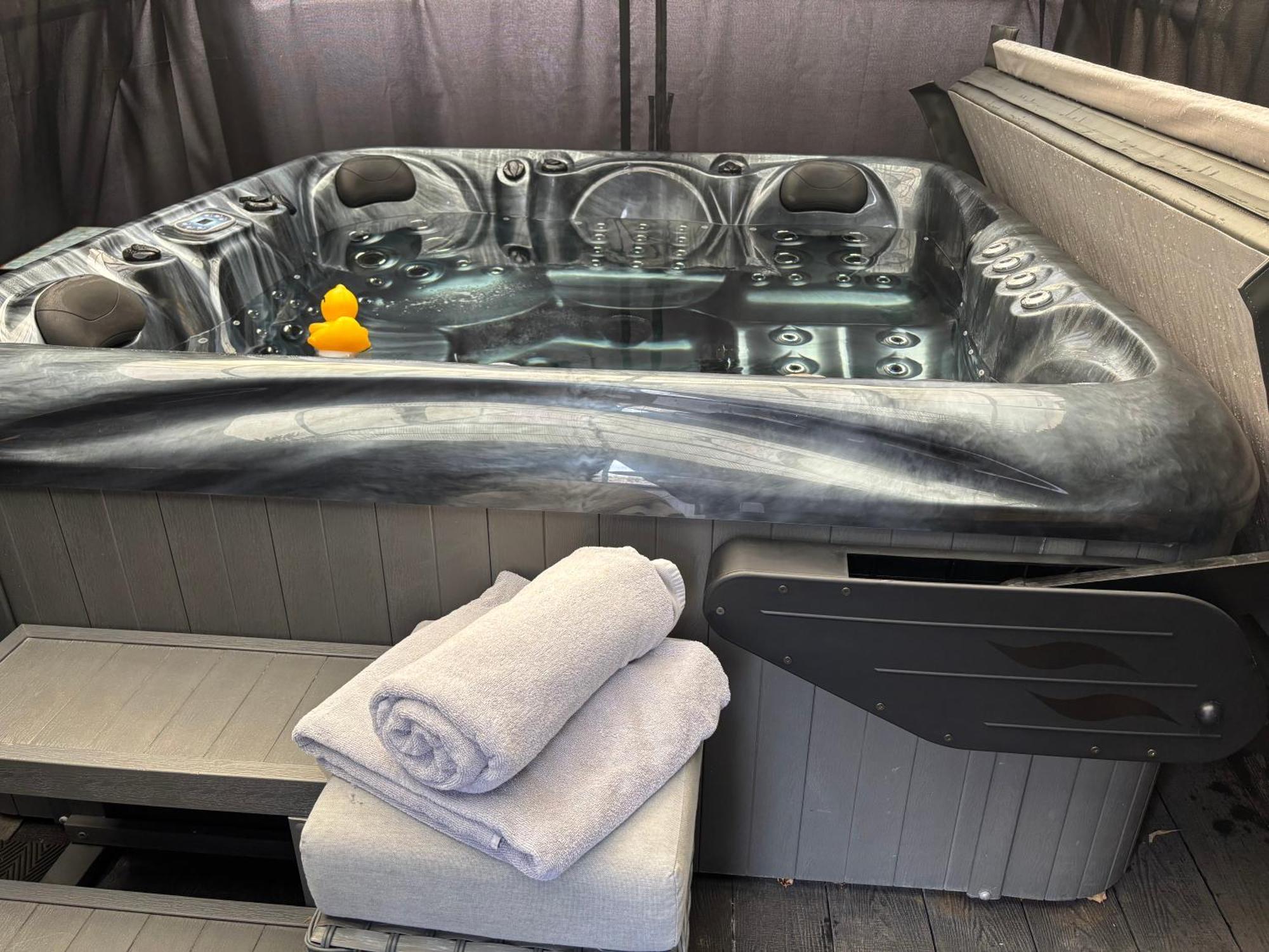 Secret Gem 1 Bed Garden Flat Private Luxury Hot Tub Apartment Bournemouth Exterior photo